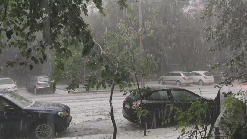 Cod portocaliu de furtuni puternice în 3 județe ale țării