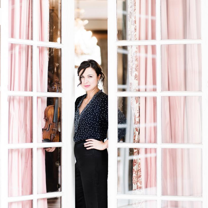 Două celebrități pe scena Sălii Radio: violonista Sarah Nemţanu și dirijorul Christoph König 18957364