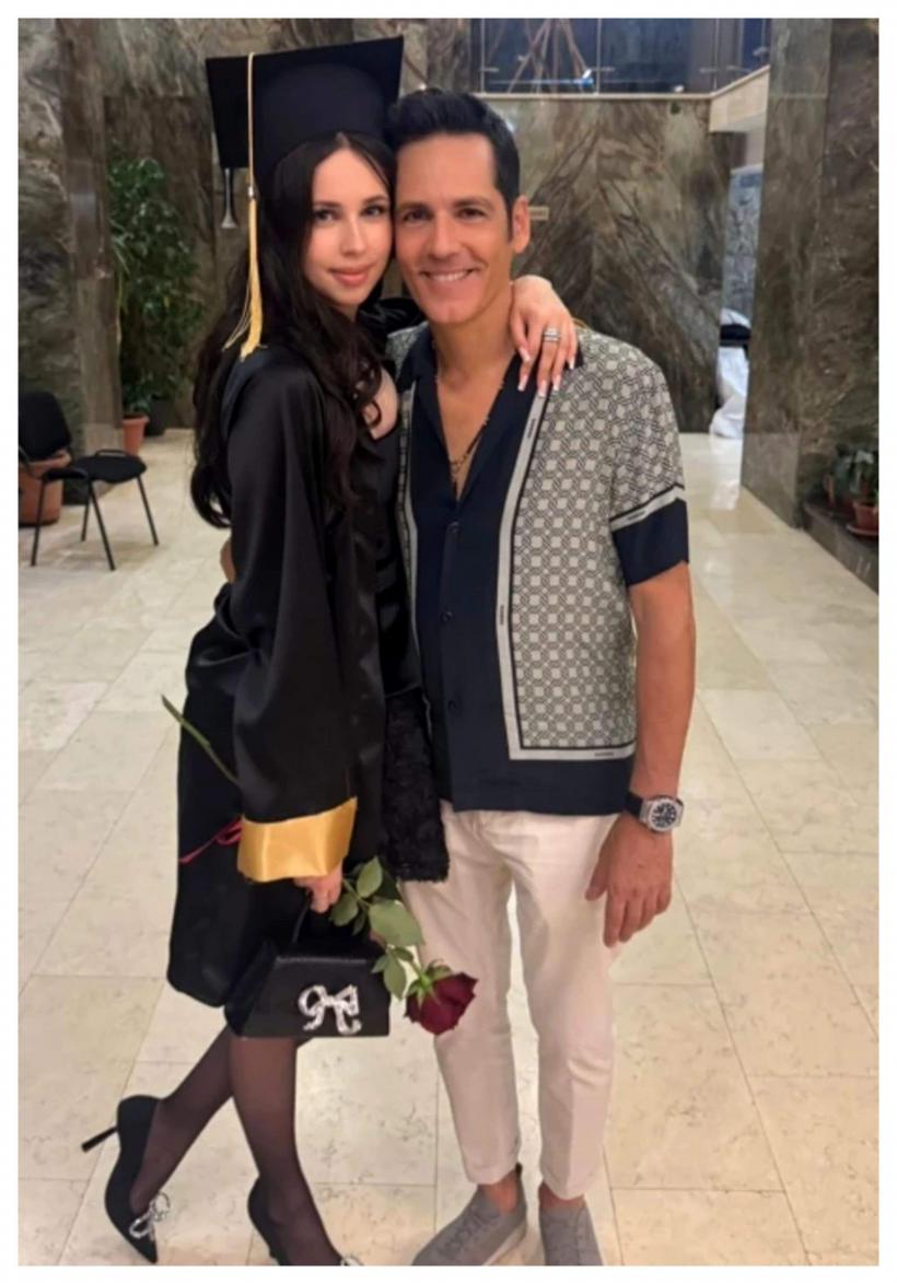 Andreea Marin și Ștefan Bănică s-au fotografiat la absolvirea fiicei lor, Violeta 18957737