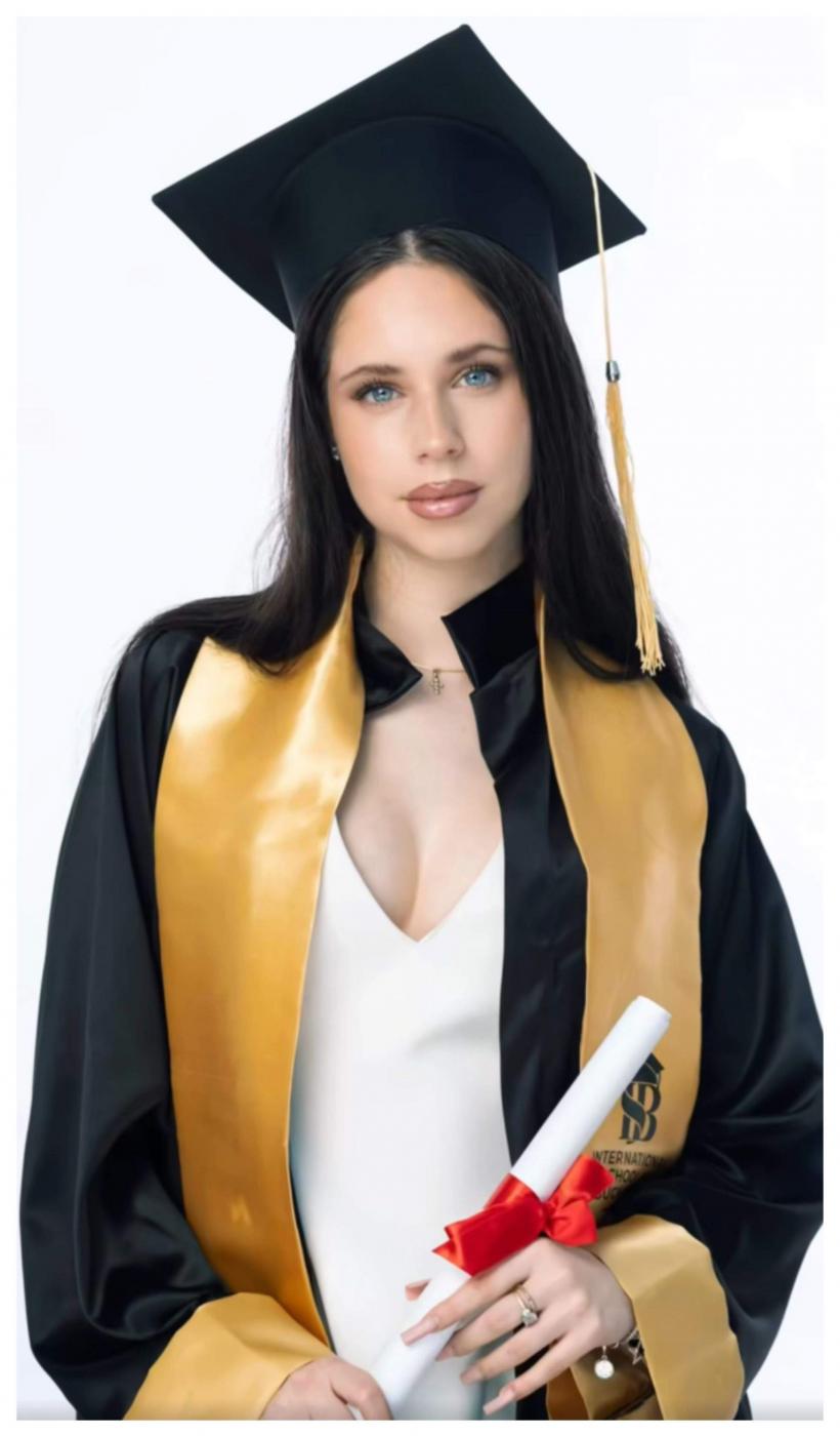 Andreea Marin și Ștefan Bănică s-au fotografiat la absolvirea fiicei lor, Violeta 18957738