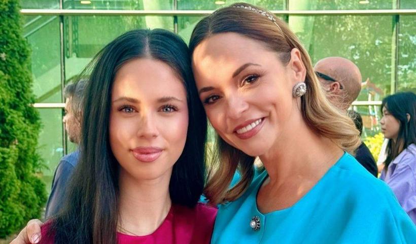 Andreea Marin și Ștefan Bănică s-au fotografiat la absolvirea fiicei lor, Violeta 18957739