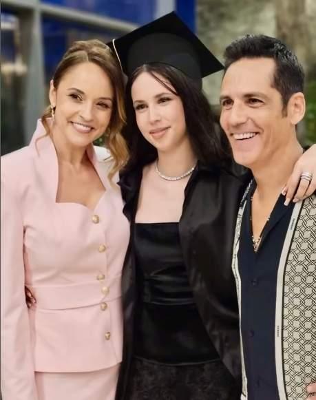 Andreea Marin și Ștefan Bănică s-au fotografiat la absolvirea fiicei lor, Violeta 18957740