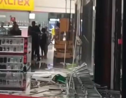 Groază la Sibiu: Bucăți din tavanul unui mall au căzut pe o lungime de 14 metri