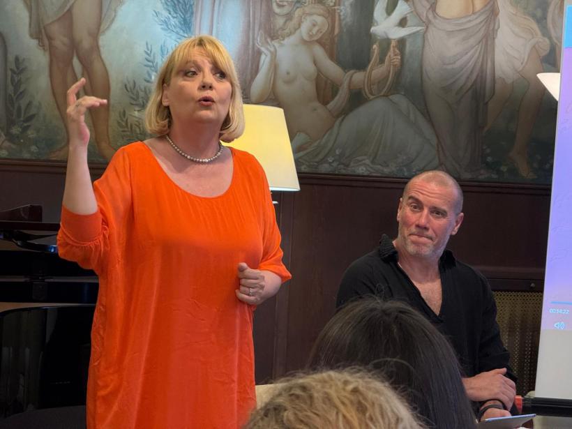 Aplauze pentru poet pe scenă...în Spania, cu actorii Emilia Popescu, Demeter András și pianistul Cătălin Răducanu, a impresionat românii din diaspora, la Barcelona, Madrid și Valencia 18958032