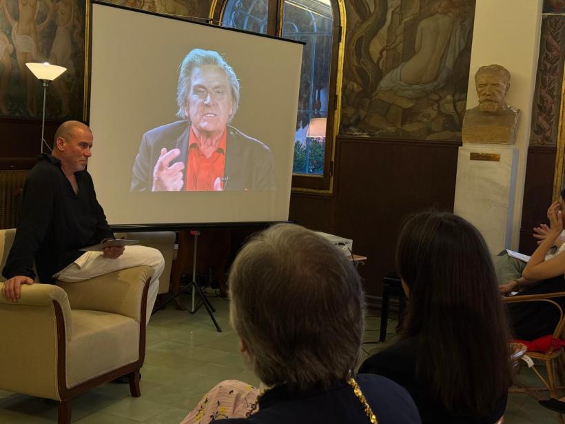 Aplauze pentru poet pe scenă...în Spania, cu actorii Emilia Popescu, Demeter András și pianistul Cătălin Răducanu, a impresionat românii din diaspora, la Barcelona, Madrid și Valencia 18958035