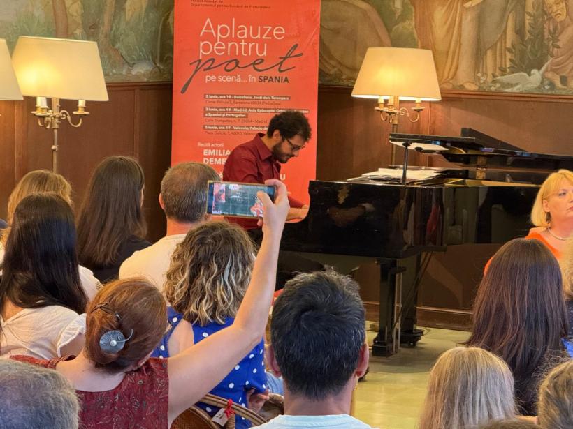 Aplauze pentru poet pe scenă...în Spania, cu actorii Emilia Popescu, Demeter András și pianistul Cătălin Răducanu, a impresionat românii din diaspora, la Barcelona, Madrid și Valencia 18958036
