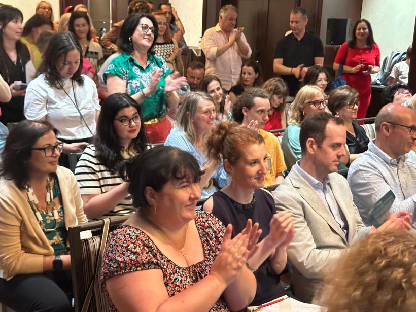 Aplauze pentru poet pe scenă...în Spania, cu actorii Emilia Popescu, Demeter András și pianistul Cătălin Răducanu, a impresionat românii din diaspora, la Barcelona, Madrid și Valencia 18958037