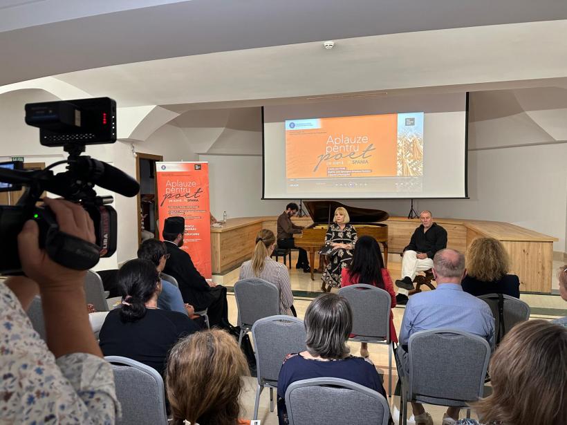 Aplauze pentru poet pe scenă...în Spania, cu actorii Emilia Popescu, Demeter András și pianistul Cătălin Răducanu, a impresionat românii din diaspora, la Barcelona, Madrid și Valencia 18958038