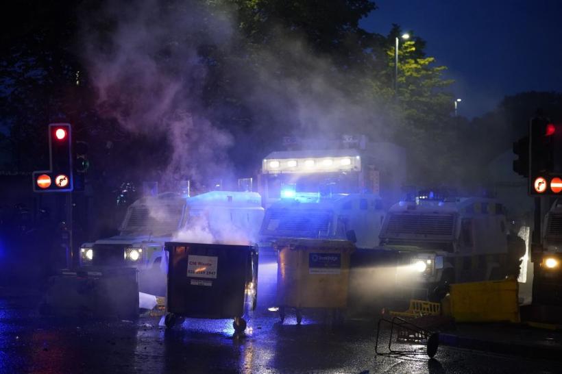 Revolte în Irlanda de Nord: Cinci persoane au fost arestate, după bătăile între polițiști și protestatari 18958107