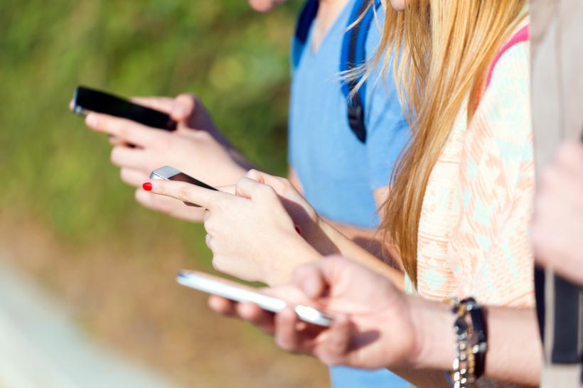 Românii caută abonamente transparente și acoperire bună. Care sunt cele mai stabile rețele mobile