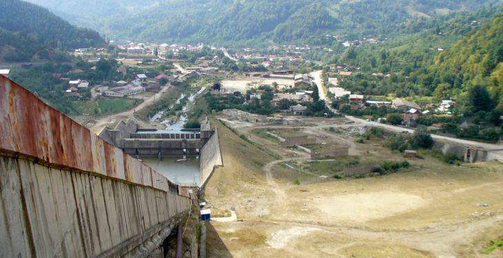 Sebastian Burduja: România NU trebuie să demoleze barajul de la Surduc-Siriu. Asociația Declic minte