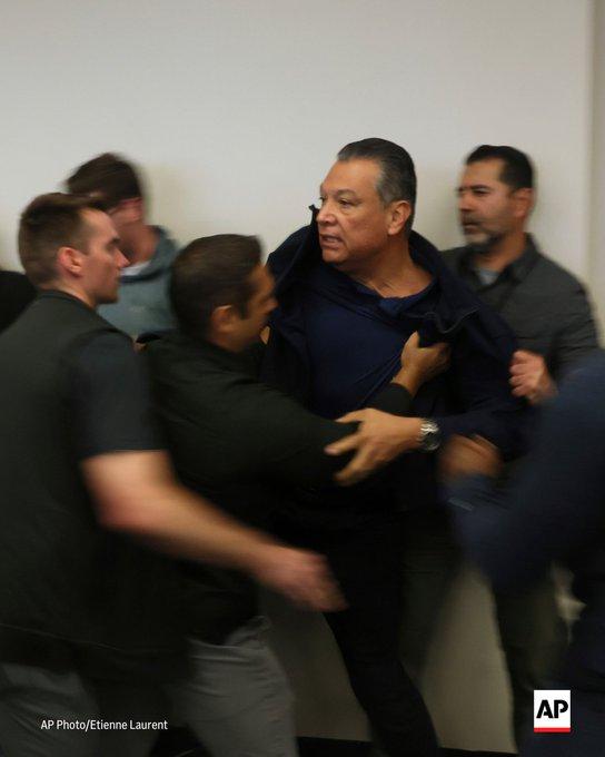 Senator american, încătușat la conferința de presă a secretarei Kristi Noem pentru că a pus o întrebare 18958380