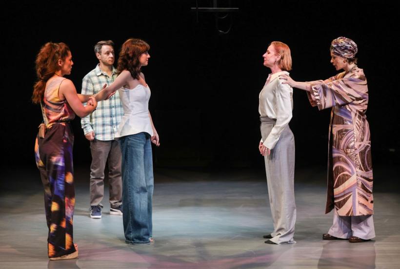 NIMIC NU E ÎNTÂMPLĂTOR, un spectacol inspirat de teatralitatea constelațiilor familiale 18958364