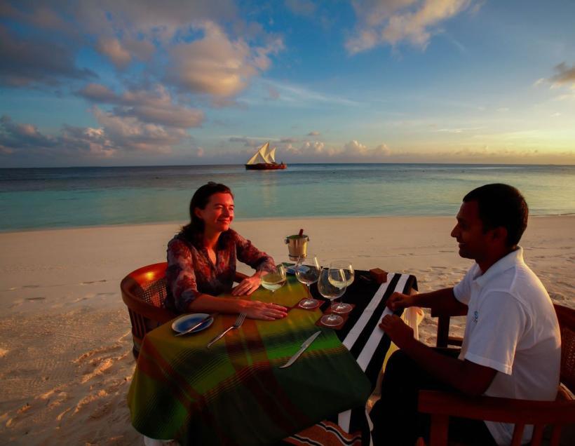 De ce flirtăm după un scenariu și cum ne împiedică asta să construim relații autentice