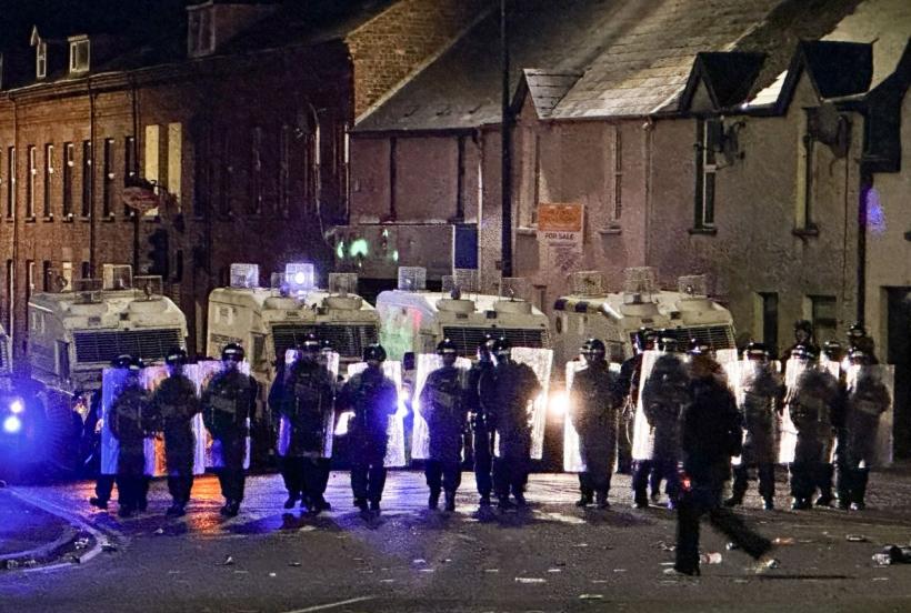 Proteste violente în Irlanda de Nord, împotriva adolescenților români acuzați de viol. Oamenii vor răzbunare  18958417