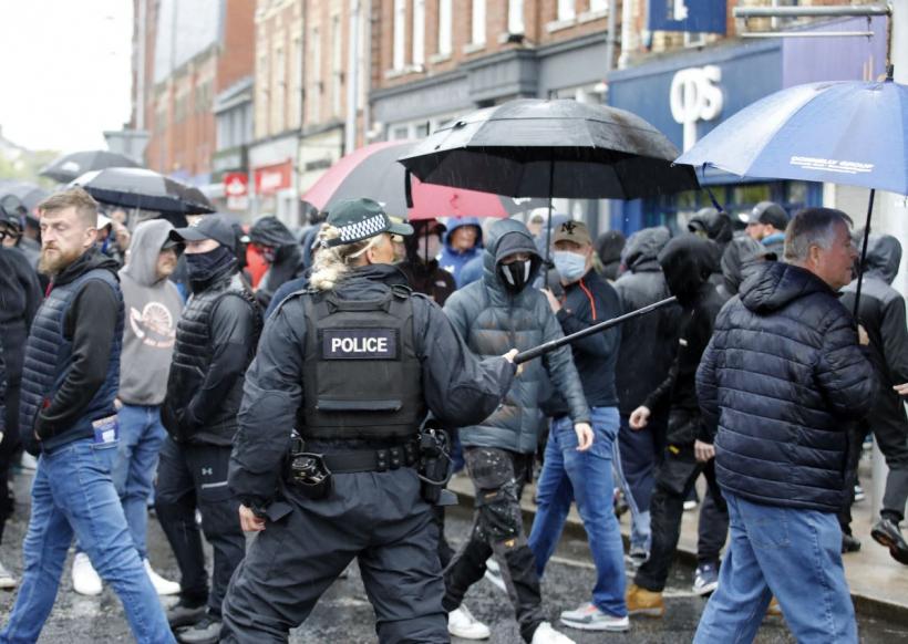 Proteste violente în Irlanda de Nord, împotriva adolescenților români acuzați de viol. Oamenii vor răzbunare 