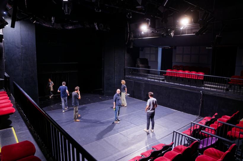 Premiera spectacolului de teatru independent „CEILALȚI”. Un demers teatral inedit și necesar, despre viețile unor oameni singuri, la marginea lumii 18958019