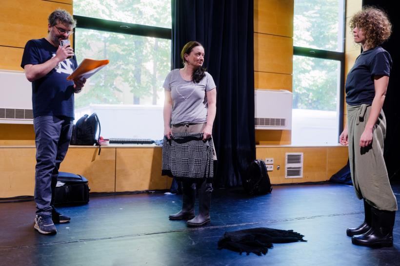 Premiera spectacolului de teatru independent „CEILALȚI”. Un demers teatral inedit și necesar, despre viețile unor oameni singuri, la marginea lumii 18958021