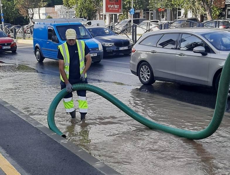 Avarie MAJORĂ în Drumul Taberei: S-a spart conducta principală de apă rece  18958635