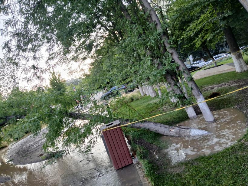 Avarie MAJORĂ în Drumul Taberei: S-a spart conducta principală de apă rece  18958636