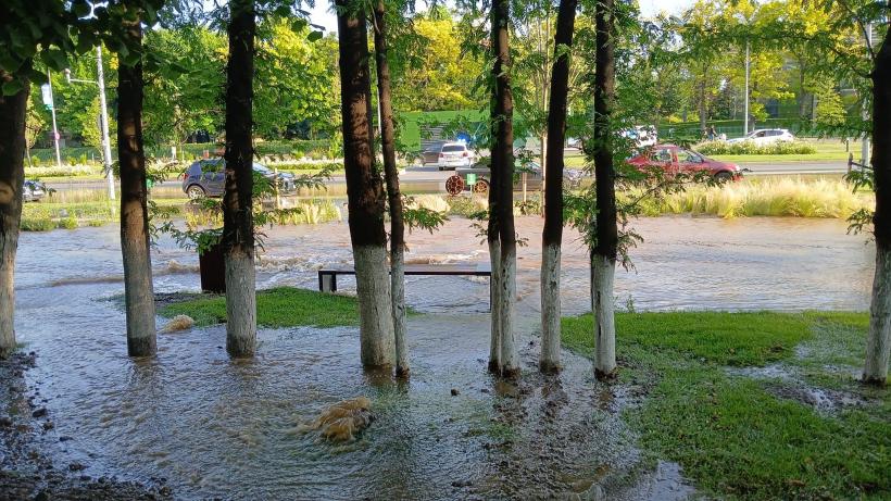 Avarie MAJORĂ în Drumul Taberei: S-a spart conducta principală de apă rece  18958637