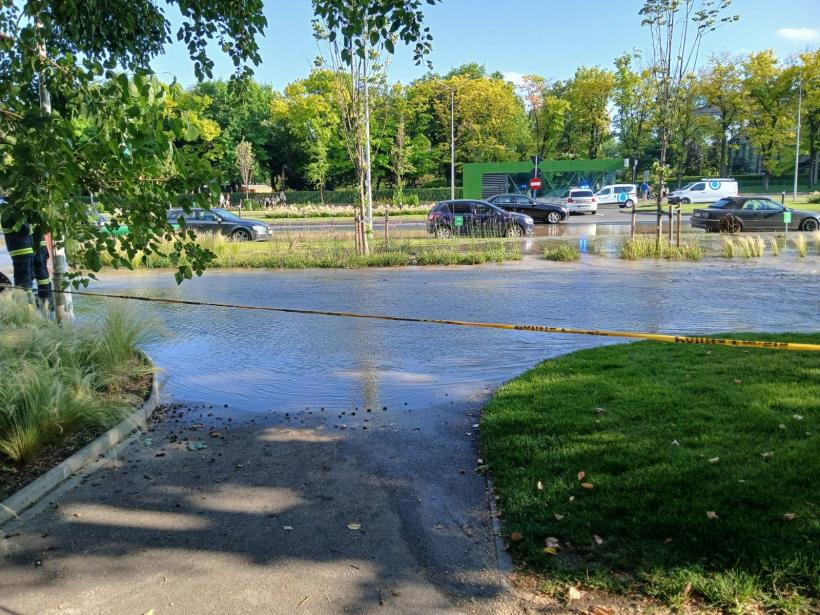 Avarie MAJORĂ în Drumul Taberei: S-a spart conducta principală de apă rece  18958638