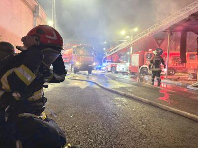 Incendiu URIAȘ în Galați! Ard depozitele din oraș 18958837