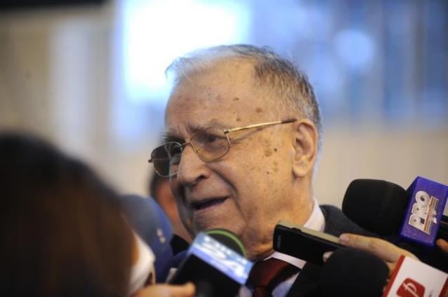 Ion Iliescu are cancer pulmonar. A fost operat pentru degajarea căilor respiratorii