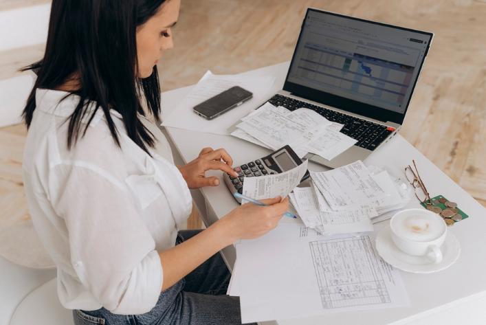 TVA mai mare, taxe pentru pensionari și programe suspendate: Ce schimbări ne așteaptă din iulie 2025