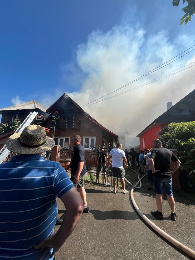 Energie electrică întreruptă în Lăpuș din cauza unui incendiu care a afectat două imobile