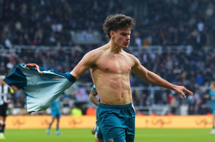 Liverpool transferă un nou star: Milos Kerkez vine de la Bournemouth pentru 40 de milioane de lire sterline