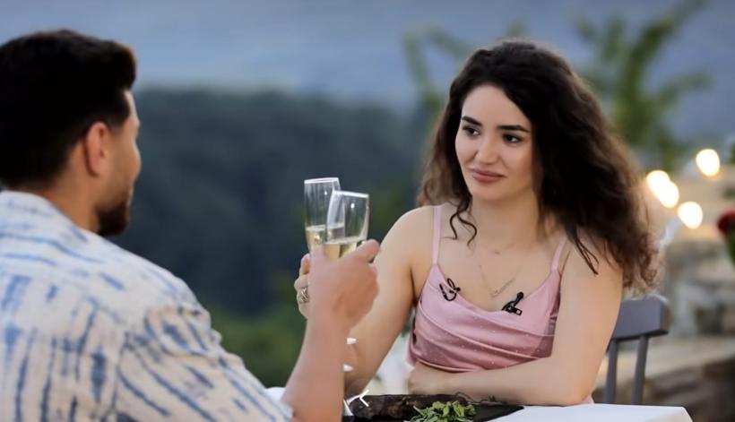 Premieră în noul sezon de la Mireasa: două cupluri şi-au exprimat dorința să nu se căsătorească în finala show-ului. Doi concurenți au făcut anunțul după ce s-au logodit 18959393