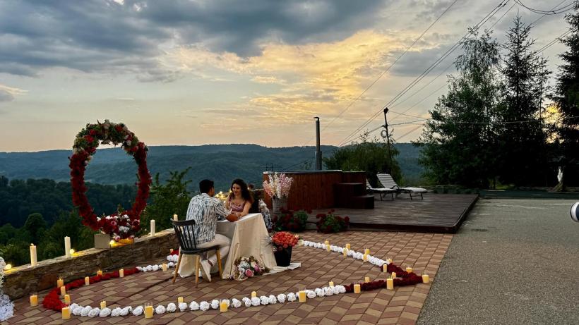 Premieră în noul sezon de la Mireasa: două cupluri şi-au exprimat dorința să nu se căsătorească în finala show-ului. Doi concurenți au făcut anunțul după ce s-au logodit 18959394