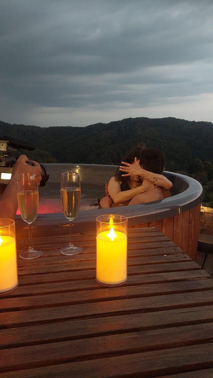 Premieră în noul sezon de la Mireasa: două cupluri şi-au exprimat dorința să nu se căsătorească în finala show-ului. Doi concurenți au făcut anunțul după ce s-au logodit 18959395