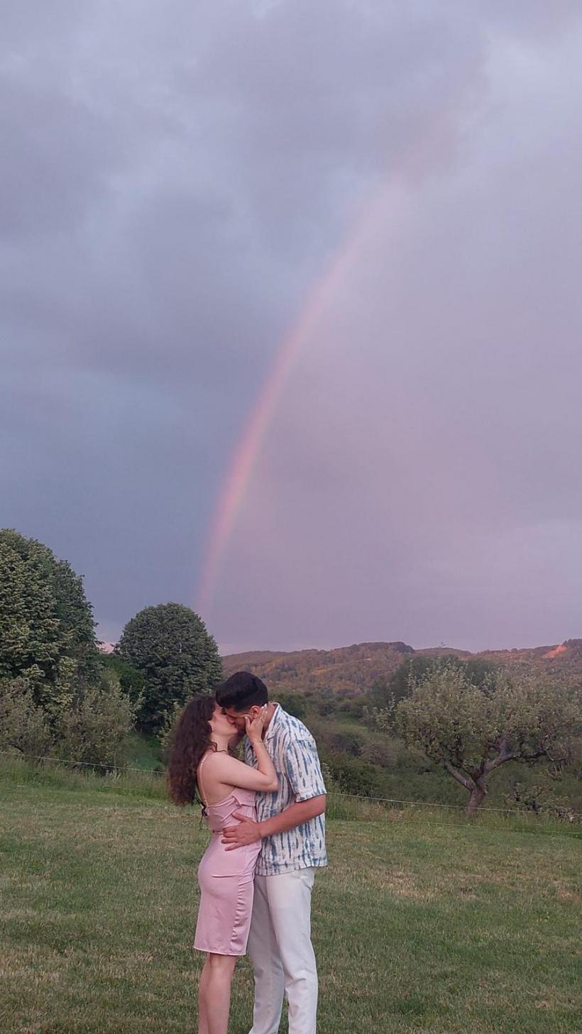 Premieră în noul sezon de la Mireasa: două cupluri şi-au exprimat dorința să nu se căsătorească în finala show-ului. Doi concurenți au făcut anunțul după ce s-au logodit 18959396