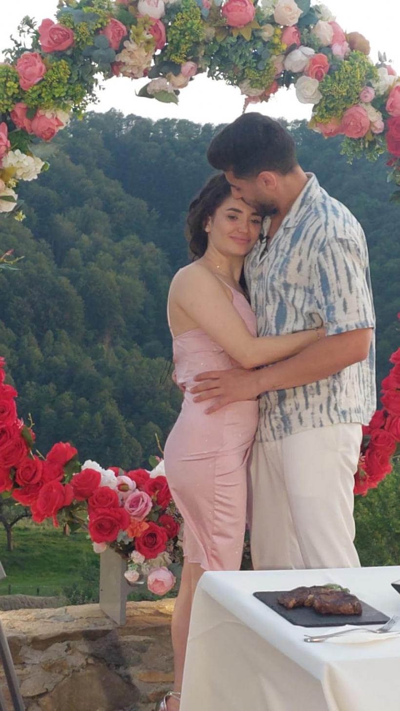 Premieră în noul sezon de la Mireasa: două cupluri şi-au exprimat dorința să nu se căsătorească în finala show-ului. Doi concurenți au făcut anunțul după ce s-au logodit 18959397