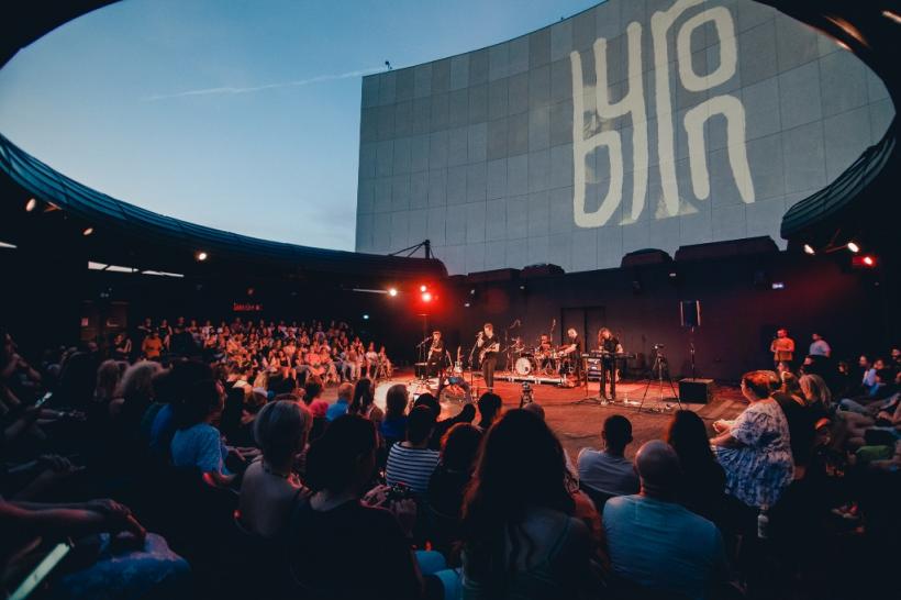 Se deschide Amfiteatrul în aer liber, sus, pe Teatrul Național din București 18959457