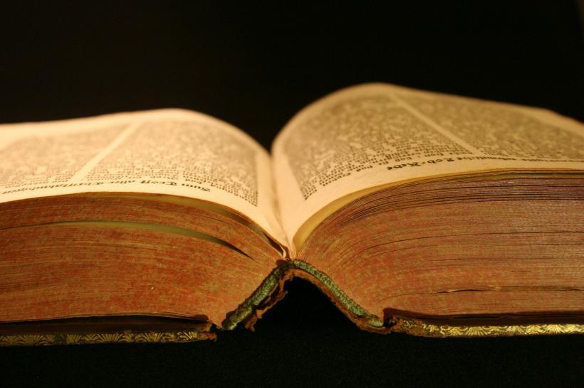 O Biblie în limba galeză, tipărită în 1588, expusă în premieră în Ţara Galilor