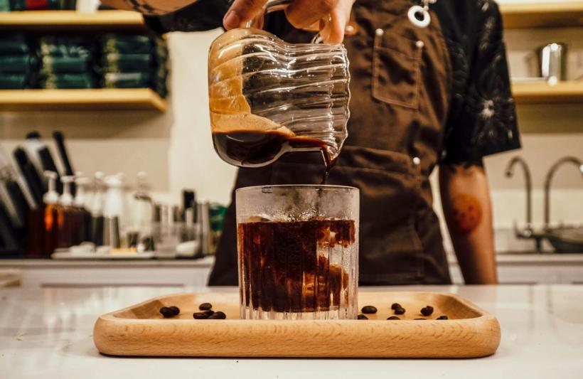 De ce nu este recomandată cafeaua cu gheață pe timp de caniculă. Avertismentul medicilor și ce alternative avem