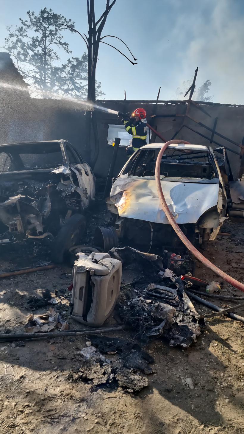 Incendiu uriaș în Giurgiu. Un parc auto și o gospodărie au luat foc 18959847