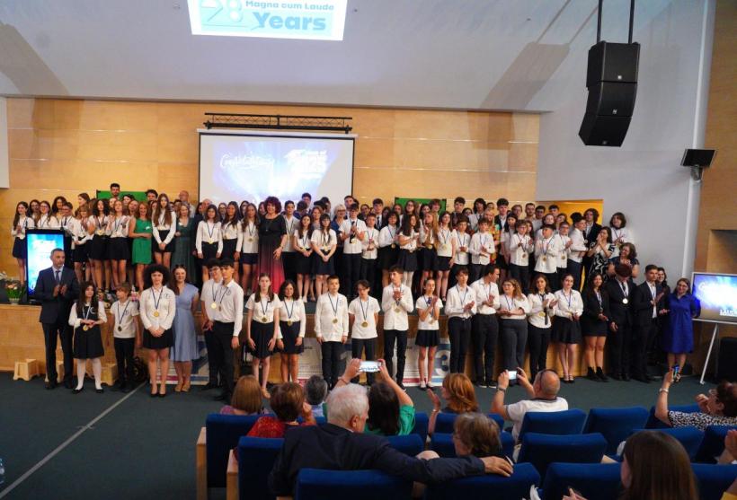 Complexul Educațional Laude-Reut celebrează performanța și excelența. Festivitatea de încheiere a anului școlar 2024–2025 și rezultate excepționale la examenul de Bacalaureat 18959937
