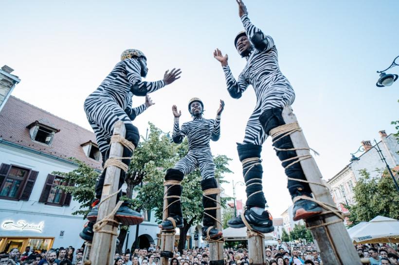 Cum a fost duminică la FITS: a treia zi a fost marcată de aplauze la scenă deschisă. Conferință Éric-Emmanuel Schmitt cu sala arhiplină și un cadou special primit de Constantin Chiriac, președintele FITS, din partea Turkish State Theaters. 18959950