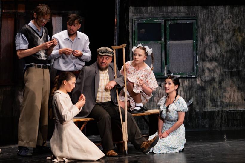 Cum a fost duminică la FITS: a treia zi a fost marcată de aplauze la scenă deschisă. Conferință Éric-Emmanuel Schmitt cu sala arhiplină și un cadou special primit de Constantin Chiriac, președintele FITS, din partea Turkish State Theaters. 18959952