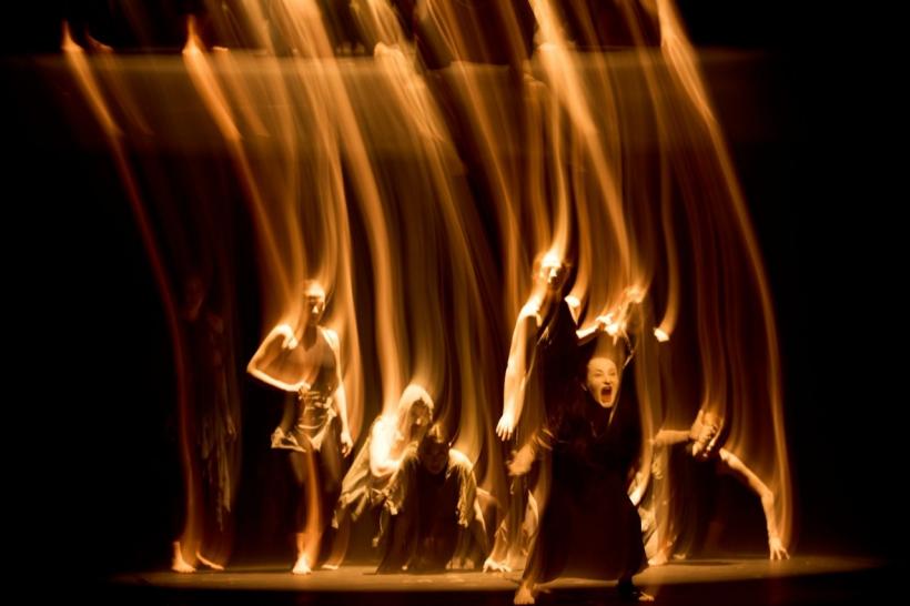 Cum a fost duminică la FITS: a treia zi a fost marcată de aplauze la scenă deschisă. Conferință Éric-Emmanuel Schmitt cu sala arhiplină și un cadou special primit de Constantin Chiriac, președintele FITS, din partea Turkish State Theaters. 18959953