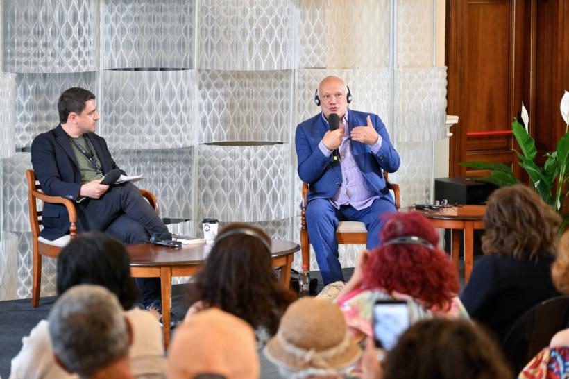 Cum a fost duminică la FITS: a treia zi a fost marcată de aplauze la scenă deschisă. Conferință Éric-Emmanuel Schmitt cu sala arhiplină și un cadou special primit de Constantin Chiriac, președintele FITS, din partea Turkish State Theaters. 18959954