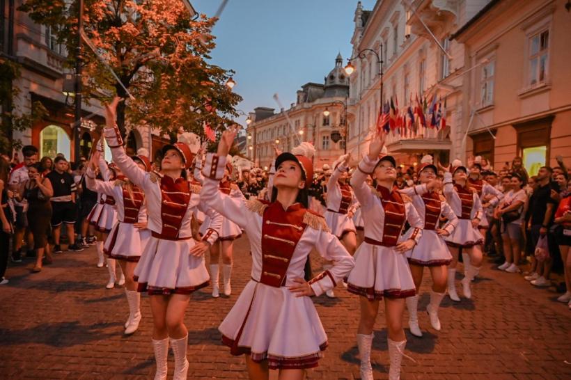 Cum a fost duminică la FITS: a treia zi a fost marcată de aplauze la scenă deschisă. Conferință Éric-Emmanuel Schmitt cu sala arhiplină și un cadou special primit de Constantin Chiriac, președintele FITS, din partea Turkish State Theaters. 18959955