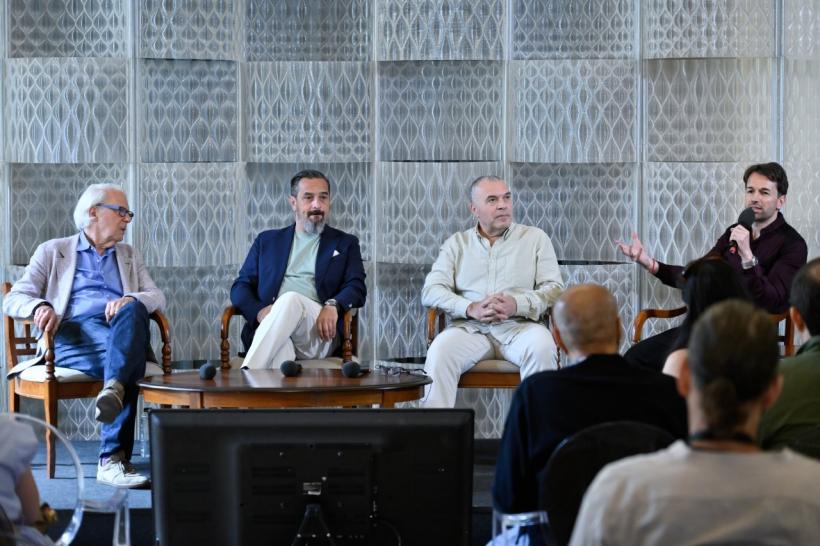 Cum a fost duminică la FITS: a treia zi a fost marcată de aplauze la scenă deschisă. Conferință Éric-Emmanuel Schmitt cu sala arhiplină și un cadou special primit de Constantin Chiriac, președintele FITS, din partea Turkish State Theaters. 18959956