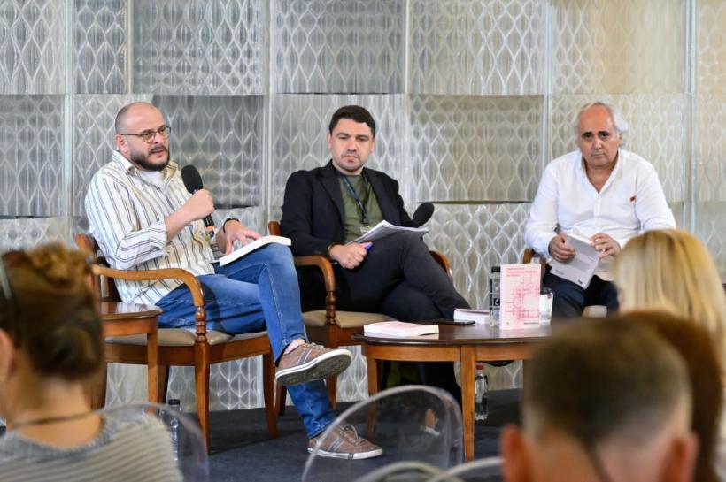 Cum a fost duminică la FITS: a treia zi a fost marcată de aplauze la scenă deschisă. Conferință Éric-Emmanuel Schmitt cu sala arhiplină și un cadou special primit de Constantin Chiriac, președintele FITS, din partea Turkish State Theaters. 18959957