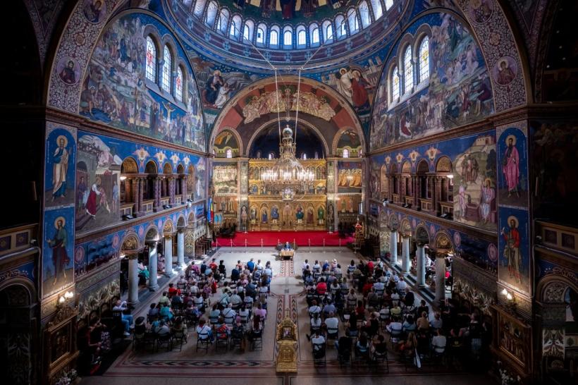 Cum a fost duminică la FITS: a treia zi a fost marcată de aplauze la scenă deschisă. Conferință Éric-Emmanuel Schmitt cu sala arhiplină și un cadou special primit de Constantin Chiriac, președintele FITS, din partea Turkish State Theaters. 18959960