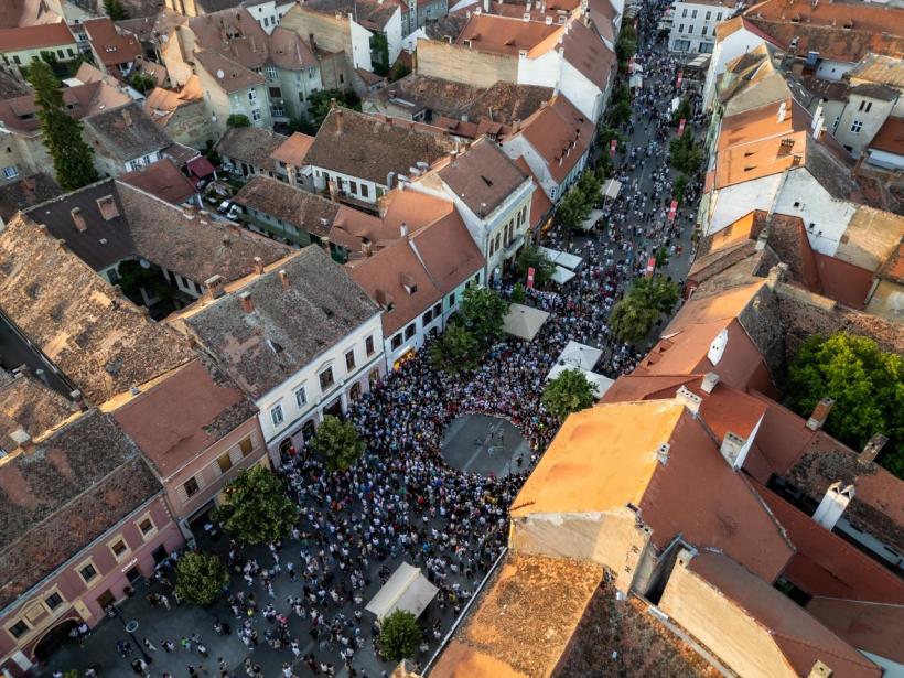 Cum a fost duminică la FITS: a treia zi a fost marcată de aplauze la scenă deschisă. Conferință Éric-Emmanuel Schmitt cu sala arhiplină și un cadou special primit de Constantin Chiriac, președintele FITS, din partea Turkish State Theaters. 18959961